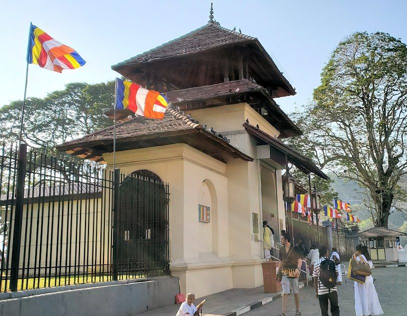 キャンディの仏歯寺前の門