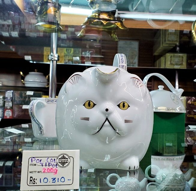 「ムレスナ・ティー」内のお店に置かれていた、ネコちゃんの形をしたポット