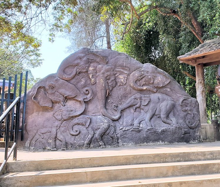 ピンナワラの「ゾウの孤児院」の敷地内にある、ゾウが彫られているレリーフ