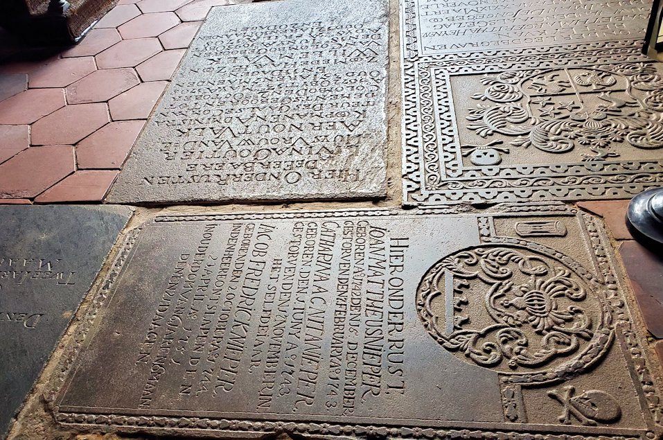 スリランカ：ゴールの旧市街地にあるオランダ教会の床にある墓石-2