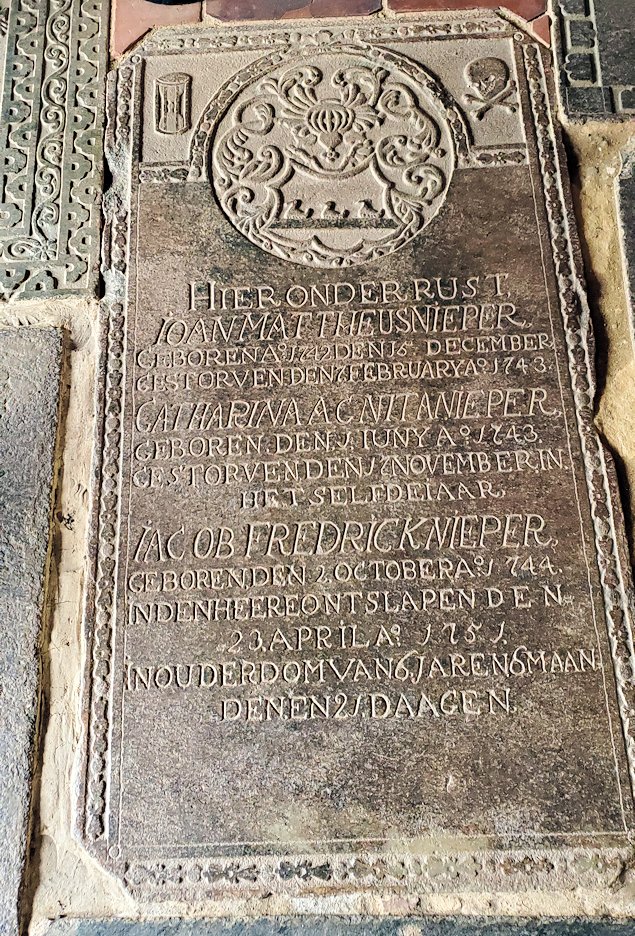 ゴールの旧市街地のオランダ教会の床にある墓石