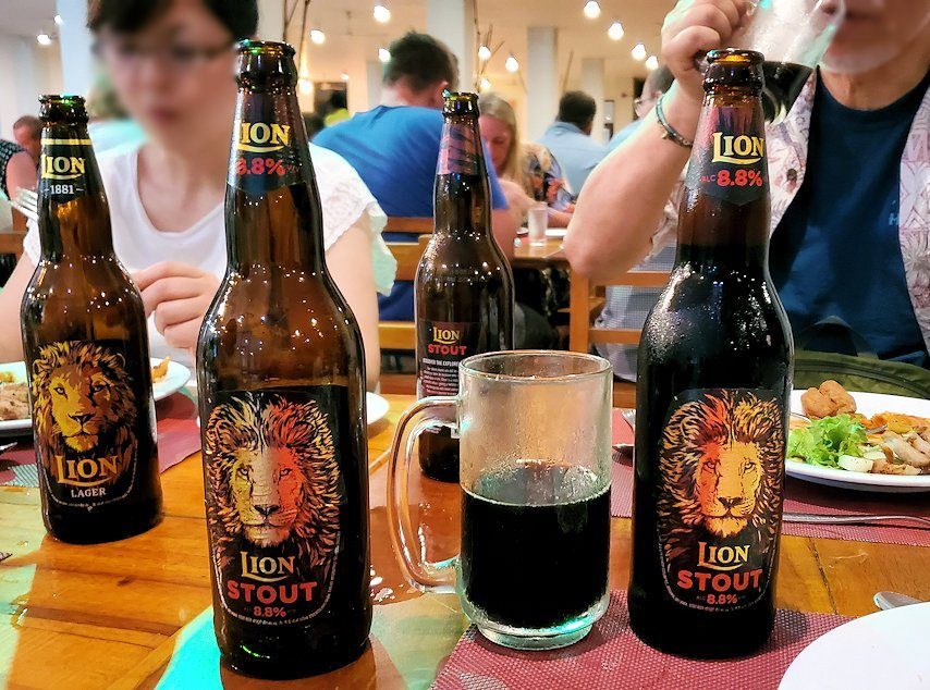 ザ・ロング・ビーチ・リゾートのレストラン会場で飲む2本目の黒ライオンビール