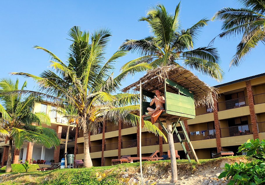 「ロング・ビーチ・リゾートホテル」のビーチにある監視小屋に登る