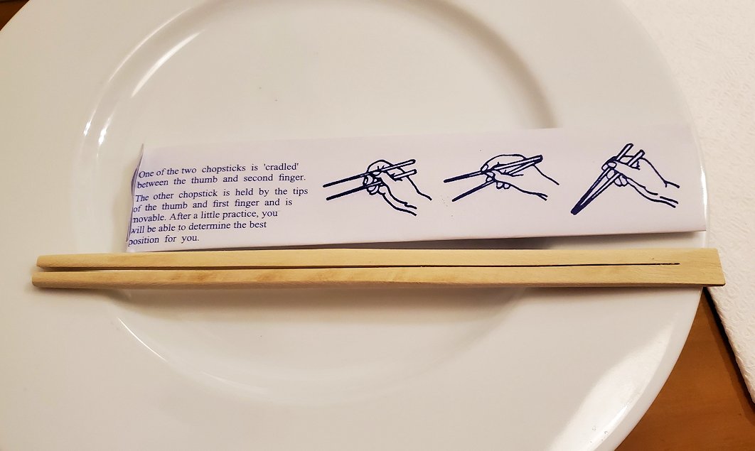 コロンボの街近くにある日本食レストランの「SAKURA(さくら)」のお箸-2