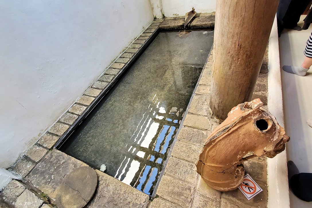 ジェフリー・バワの自宅跡ある、天井がない場所の水溜り