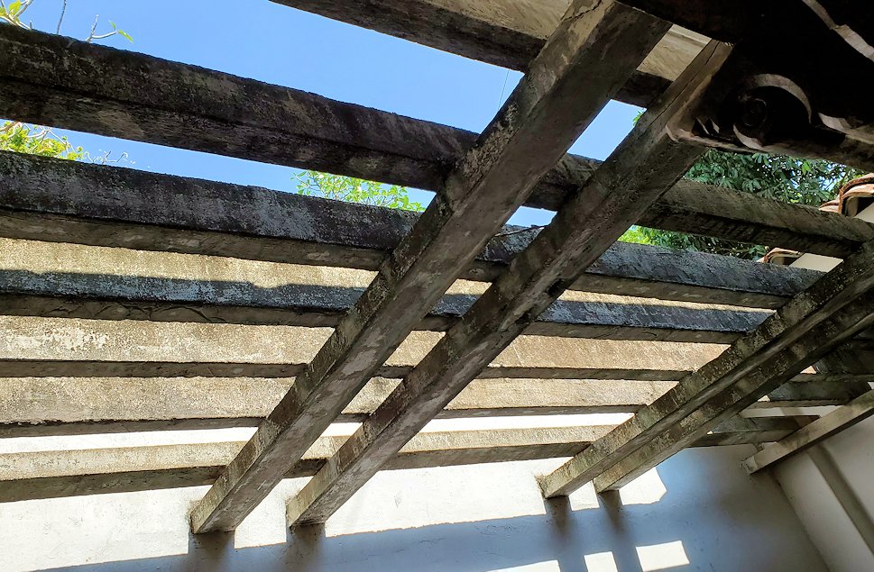 ジェフリー・バワの自宅跡の天井はこのように格子状となっていた