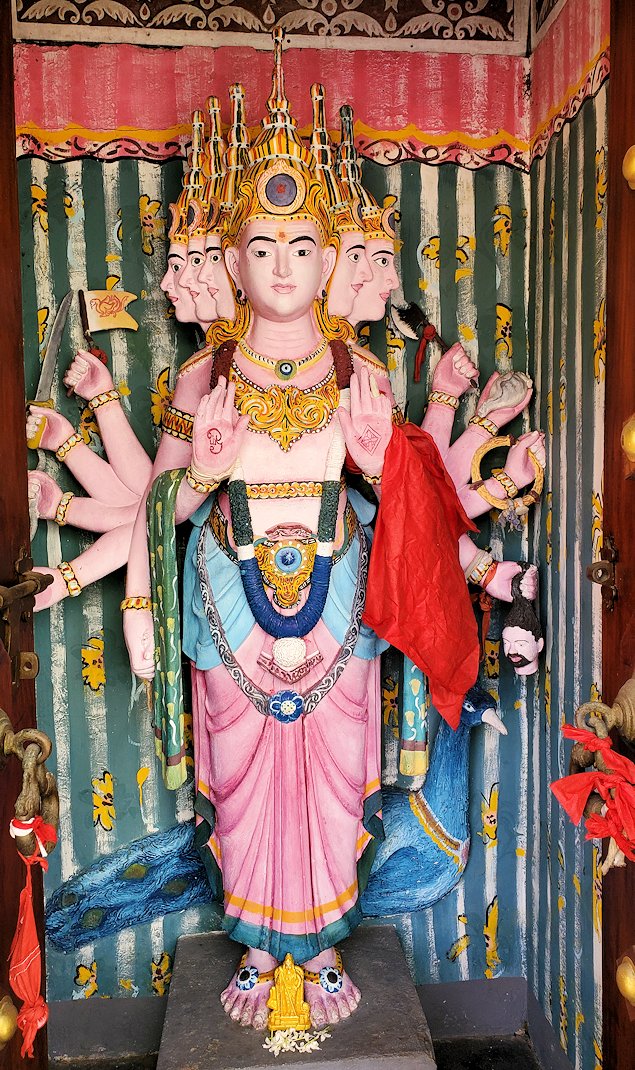 シーマ・マラカヤ寺院内に置かれていたヒンズー教の神である「スカンダ」の像