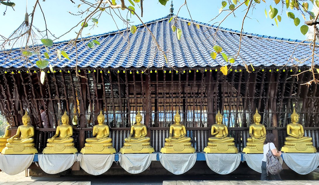 シーマ・マラカヤ寺院の本堂を眺める