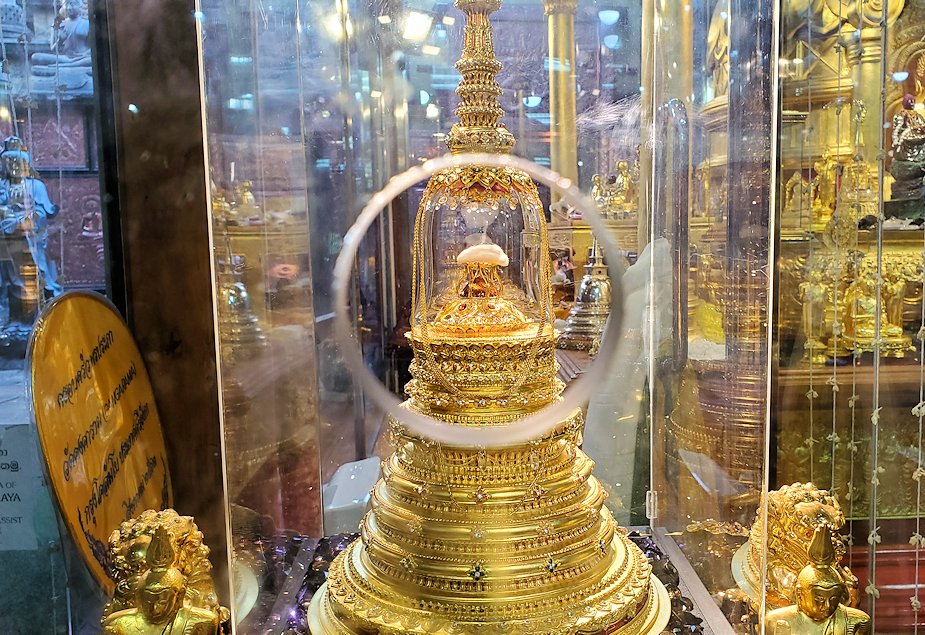ガンガラーマ寺院敷地内にある博物館に安置されている仏舎利を丸穴から覗く