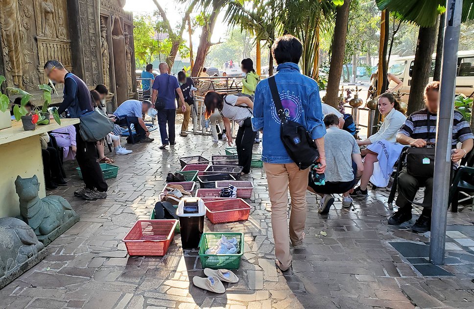 コロンボ市内のガンガラーマ寺院の入口へと戻り、靴を履く人達