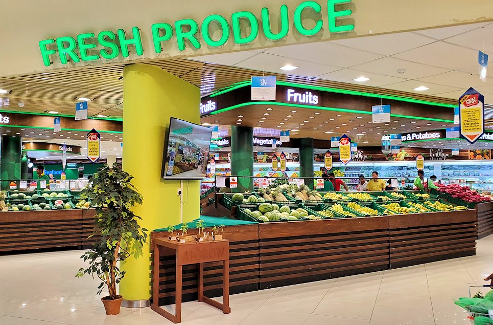 コロンボ市内中心部にある「アーピコ・スーパーマーケット」の果物売り場