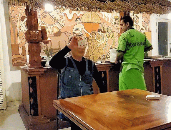 レストラン「Raja Bojun」でマジックを披露するオジサン-4