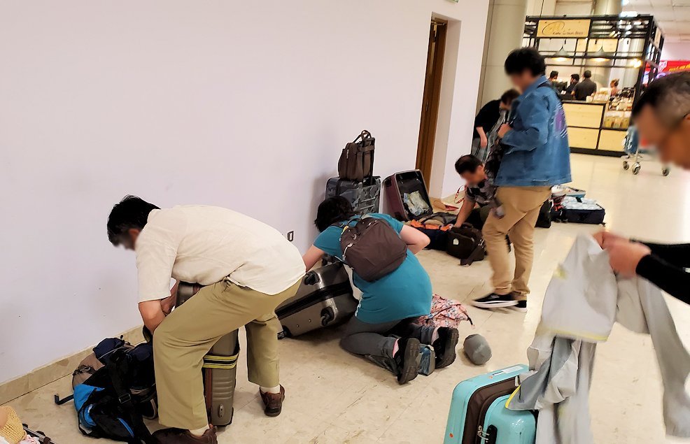 「バンダラナイケ国際空港」内で荷物の整理をする人達
