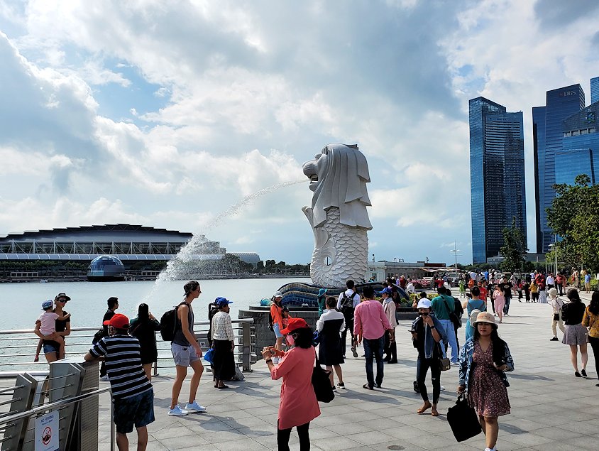 シンガポール中心部にあるマーライオン像