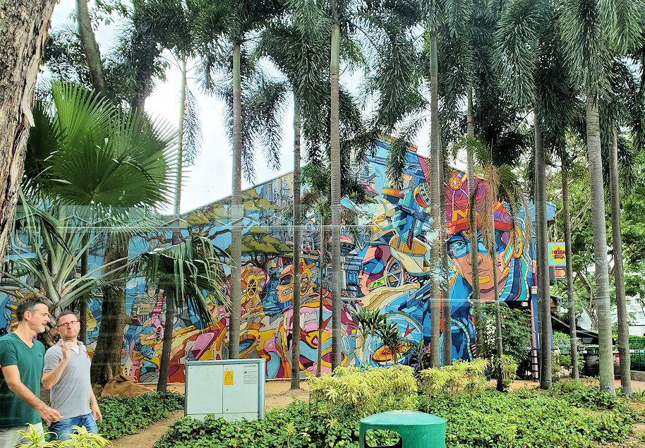 シンガポール市内を観光するバスから見える、建物の壁に描かれている落書きアート