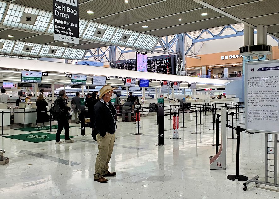 2020年3月のガラガラに空いている、成田国際空港の国際線チェックインカウンター