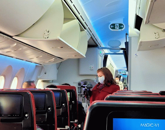 モスクワに到着したJAL国際線機内で体温を確認する監視員