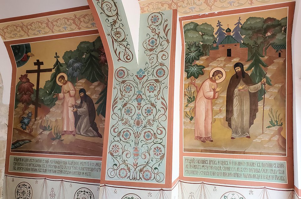 トロイツェ・セルギエフ大修道院群の入口通路に描かれたフレスコ画