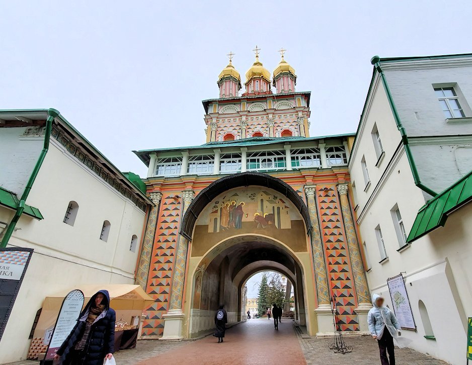 トロイツェ・セルギエフ大修道院群の入口通路