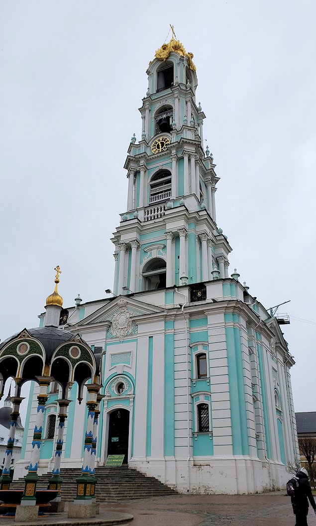 トロイツェ・セルギエフ大修道院群の敷地内で見られる鐘楼