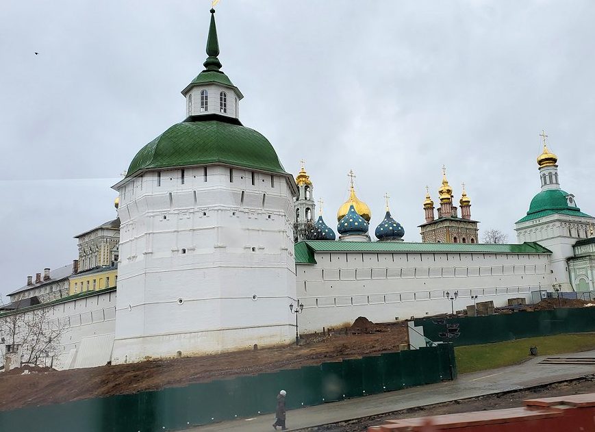 トロイツェ・セルギエフ大修道院をバスから眺める