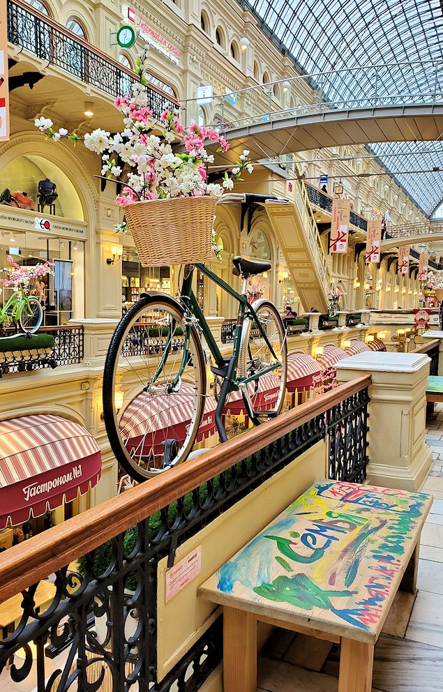 モスクワ市内にあるグム百貨店内に飾られていた自転車-2