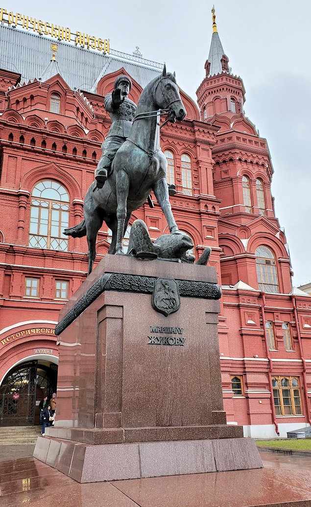 マネージュ広場に立つゲオルギー・ジューコフ元帥の像
