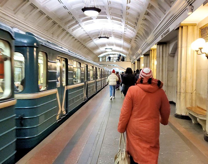 モスクワ市内を走る地下鉄のチェアトラーリナヤ駅