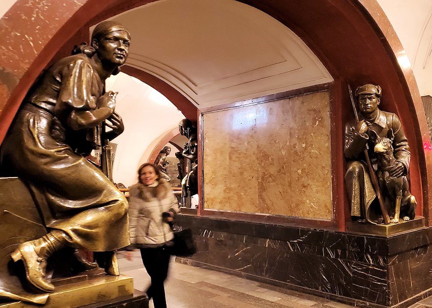 モスクワ地下鉄の駅で沢山の銅像が置かれているプローシャチ・レヴォリューツィ駅