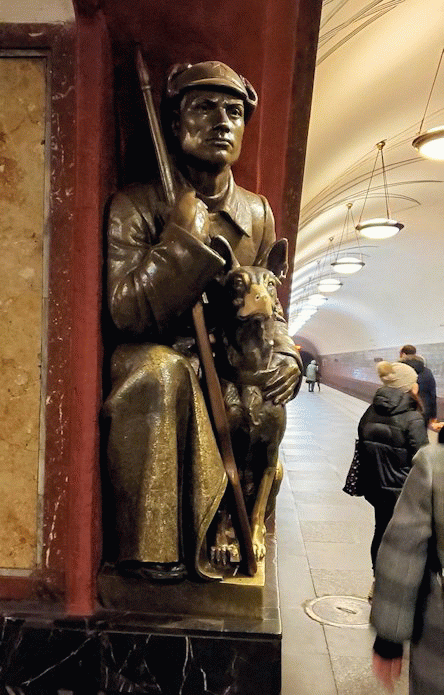 モスクワ地下鉄の駅で沢山の銅像が置かれているプローシャチ・レヴォリューツィ駅-2