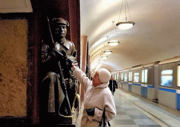 モスクワ地下鉄、プローシャチ・レヴォリューツィ駅の像に触る人