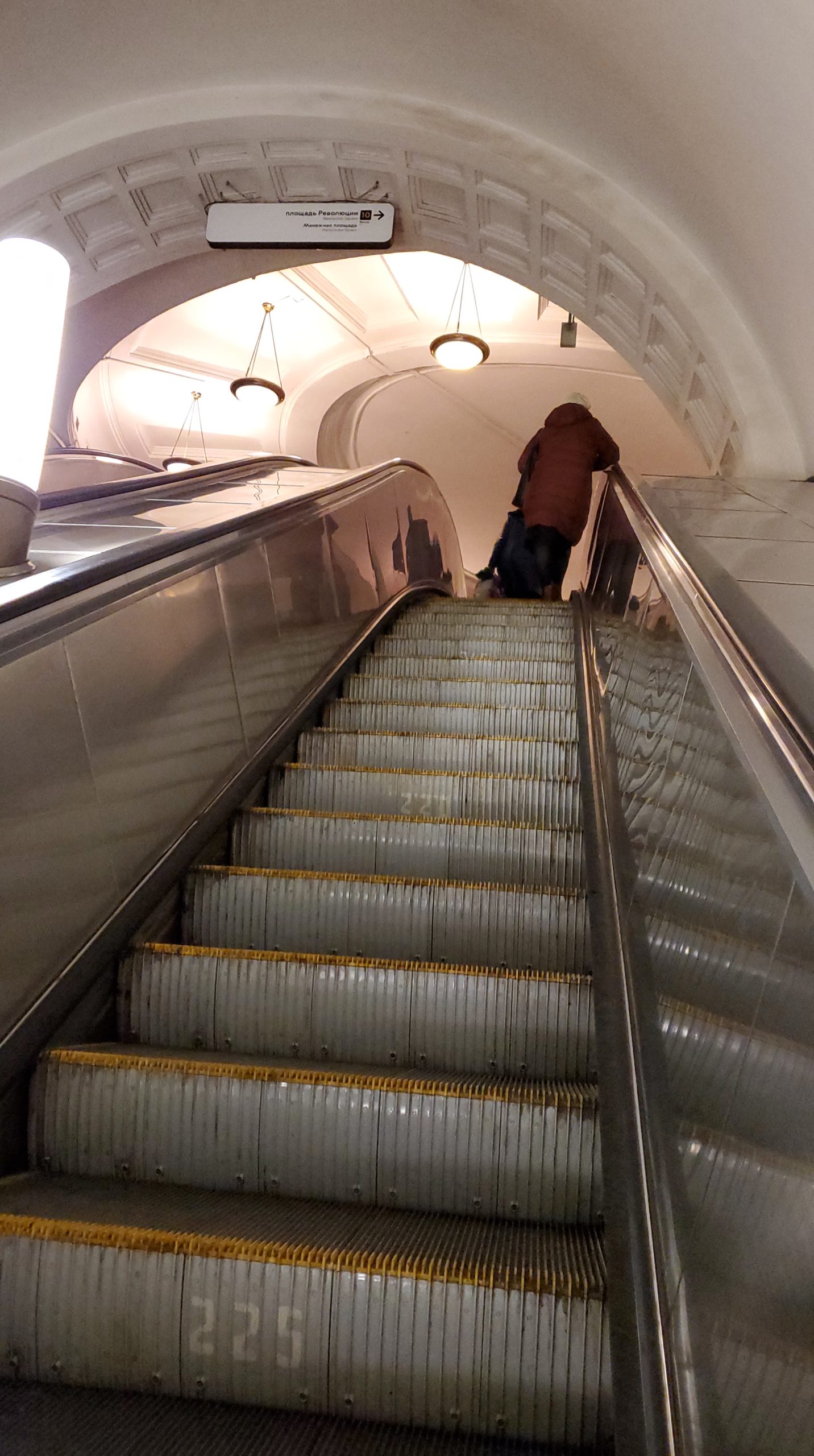 プローシャチ・レヴォリューツィ駅から地上へ上がる、長いエスカレーター-3