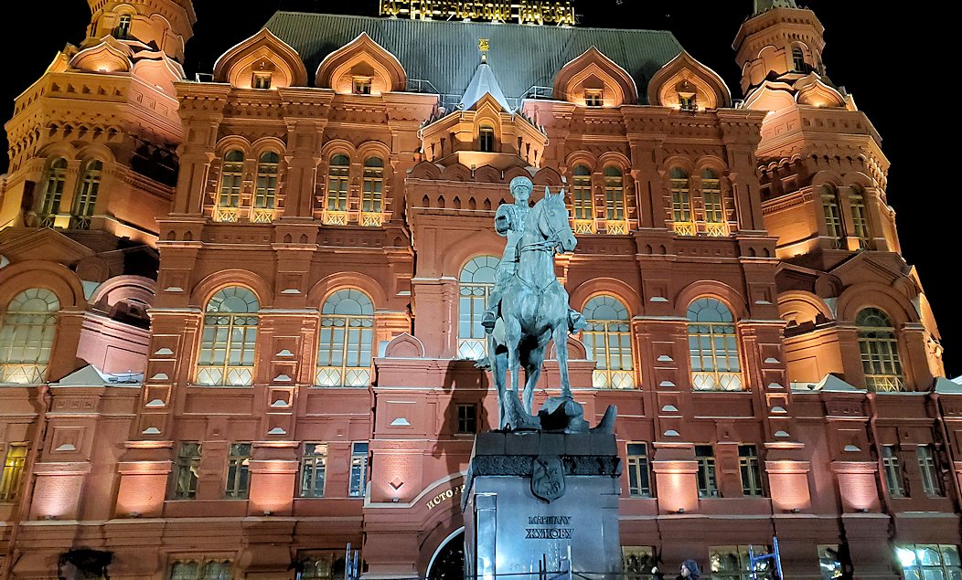 夜の赤の広場周辺のマネージュ広場の「ロシア国立歴史博物館」