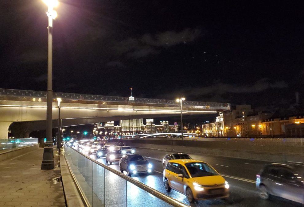 夜のモスクワ川沿いにあるパリシャー橋展望台