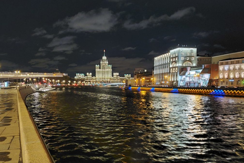 夜のモスクワ川沿いの景色