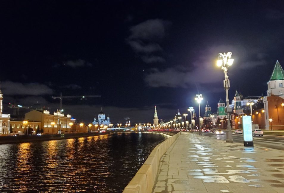 夜のモスクワ川沿いを歩く-2