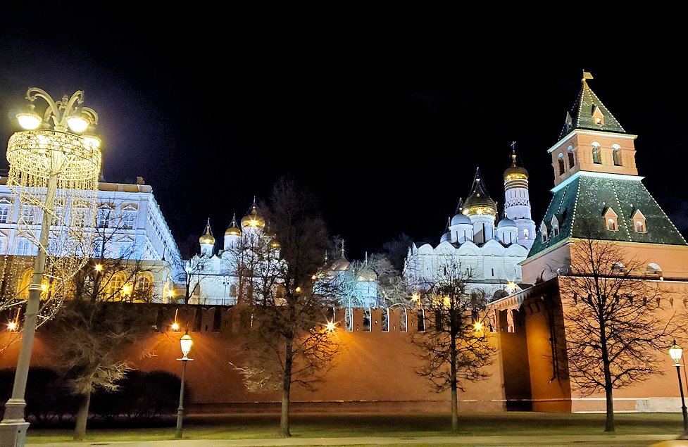 夜のモスクワ川沿いを歩いて、見えたクレムリンの景色-4