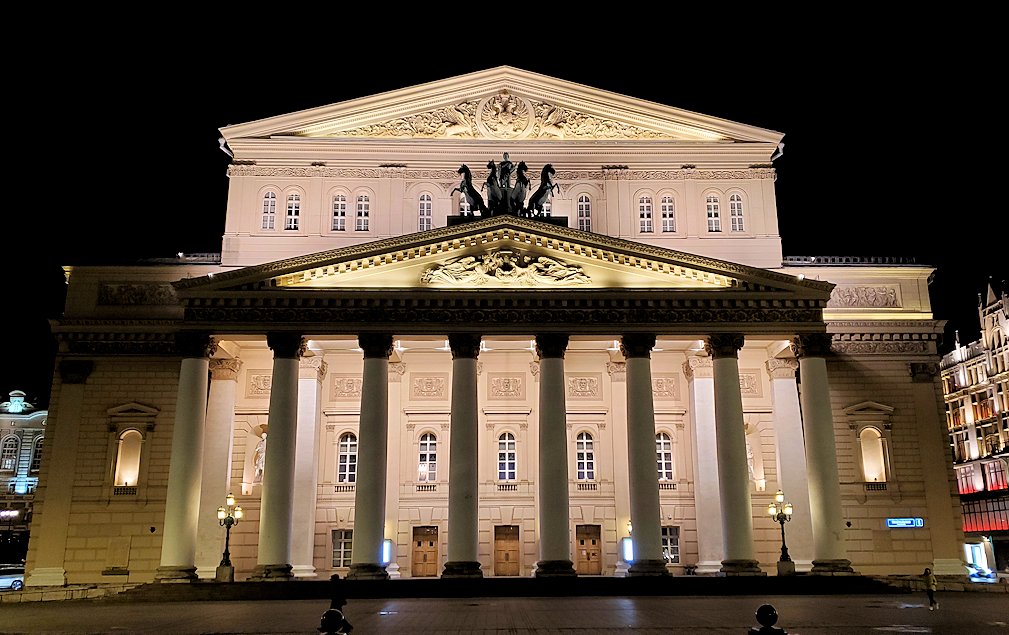 夜のモスクワ市内で見た、ライトアップされたボリショイ劇場-2