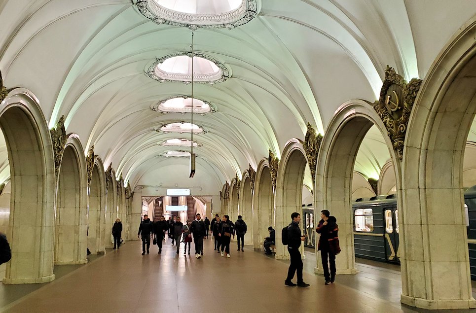夜のモスクワ市内を走る地下鉄のとある駅構内-2