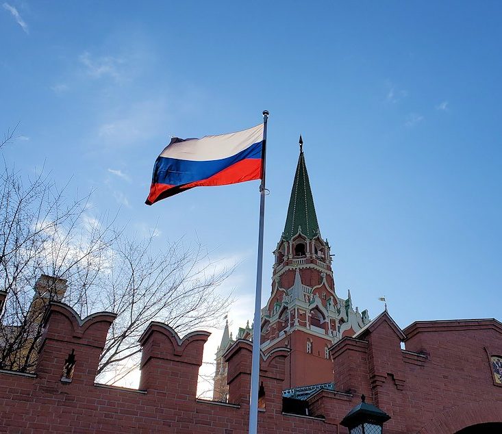 クレムリン周辺にあるアレクサンドロフスキー庭園にから見たクレムリンの建物とロシア国旗