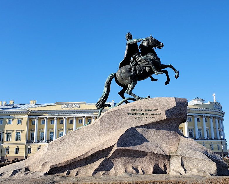 サンクトペテルブルク中心部にある元老院広場に立つピョートル大帝の像-2