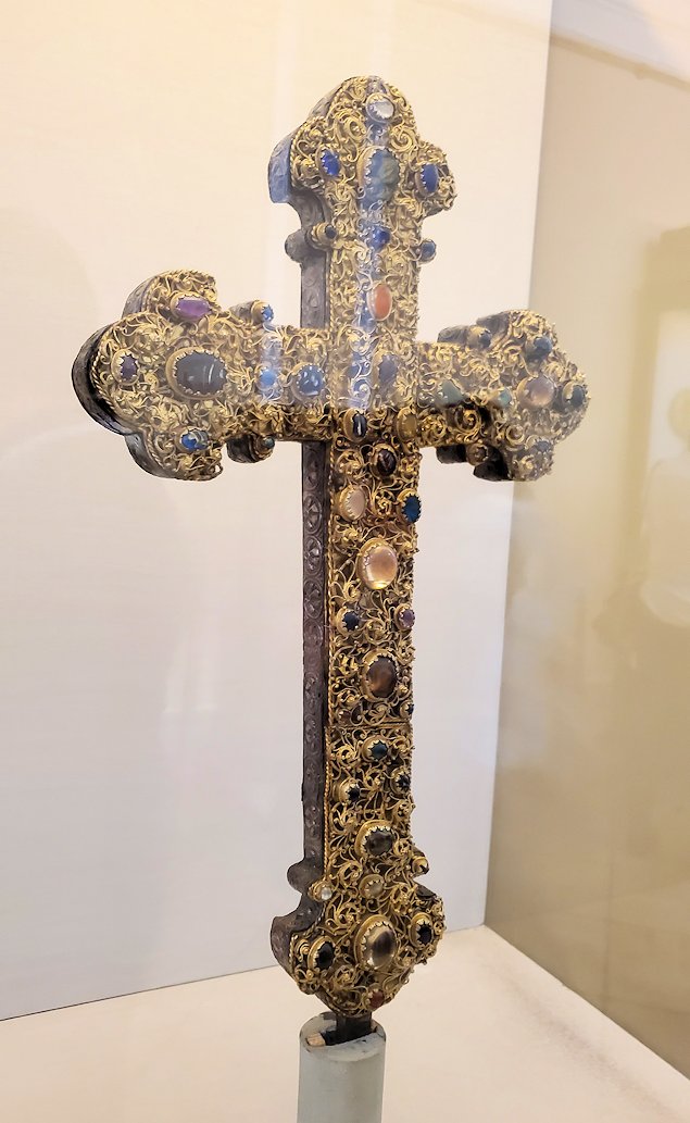 エルミタージュ美術館の「15～16世紀のネーデルランドの間」に飾られている、宝石が散りばめられた十字架