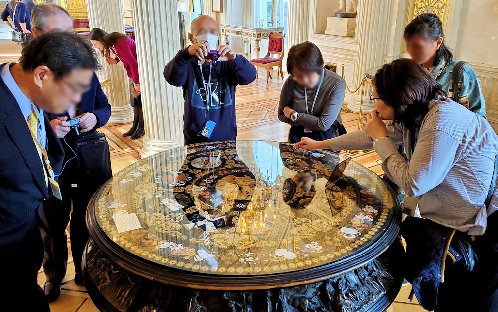 エルミタージュ美術館の「パヴィリオンの間」でテーブルを見つめる人達