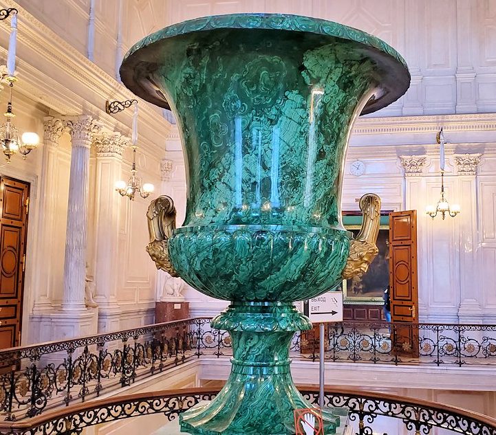 エルミタージュ美術館の「会議の階段」に置かれていた、孔雀石の壺
