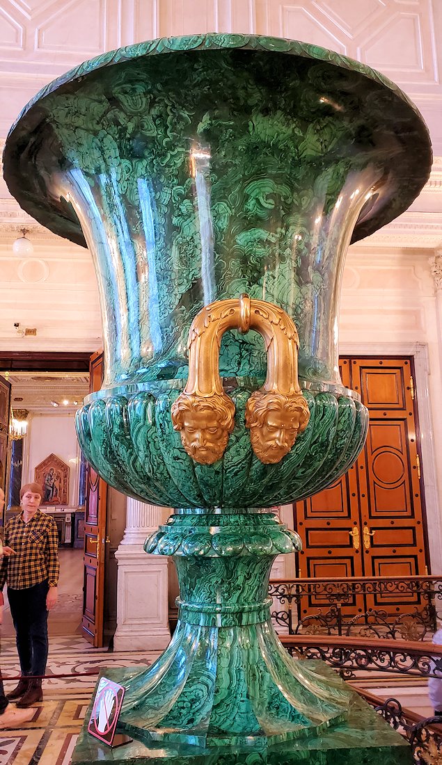 エルミタージュ美術館の「会議の階段」に置かれていた、孔雀石の壺-1