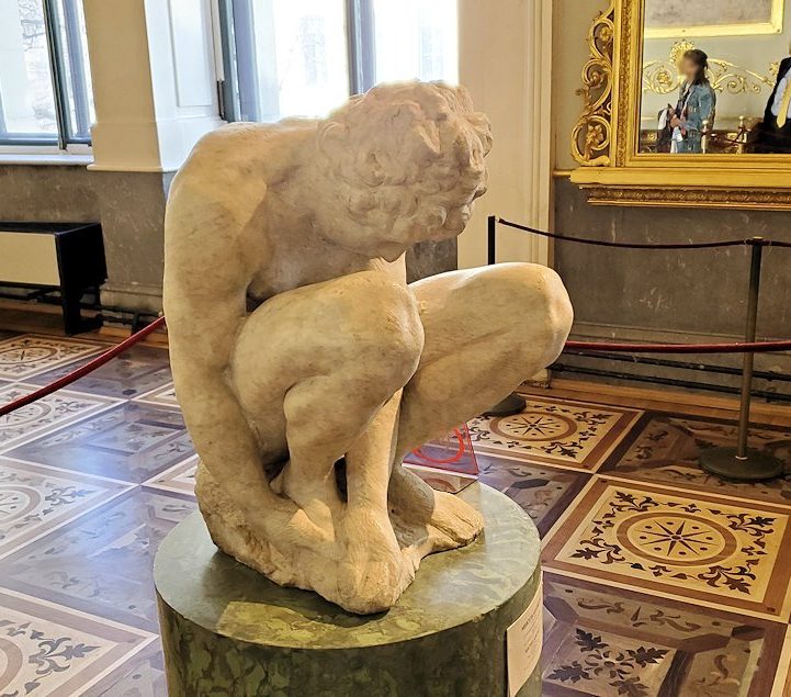 『うずくまる少年』 by ミケランジェロ・ブオナローティ(Michelangelo Buonarroti)を眺める
