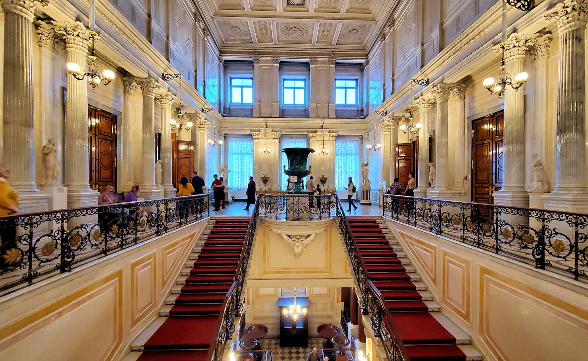 エルミタージュ美術館の階段広間