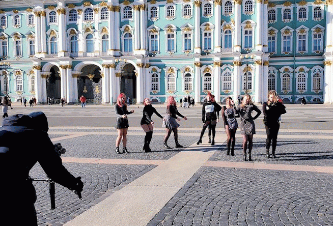 エルミタージュ美術館前の宮殿広場で踊る女性グループ-1