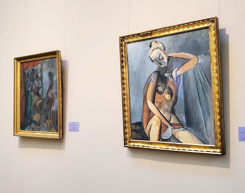 左：『マンドリンを弾く女』 (Woman with a Mandolin) by  パブロ・ピカソ(Pablo Picasso) 右：『ヌード』 (Nude) by  パブロ・ピカソ(Pablo Picasso)