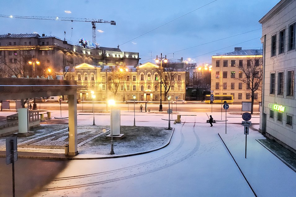 朝のサンクトペテルブルクの街には薄っすらと雪が積もっていた